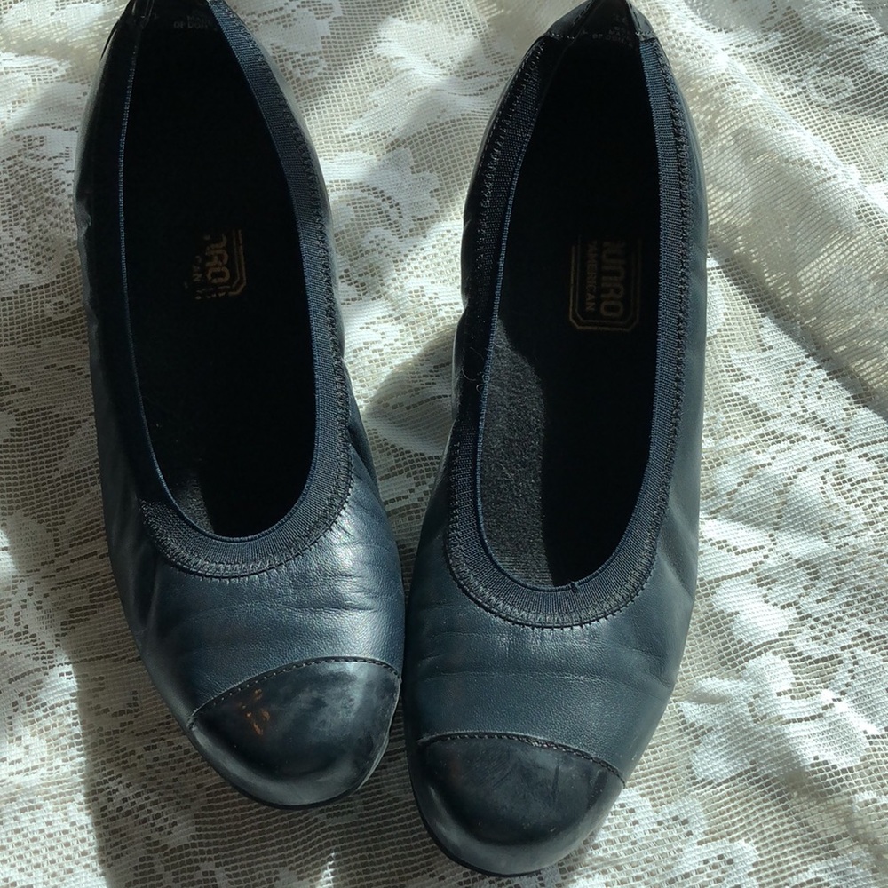 Munro Women’s Odette Blue Leather Pump.